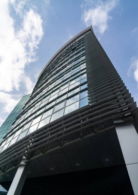 16 Eylül 2019. Kishinev, Moldova Cumhuriyeti. Çelik mavi camdan gökdelenlere panoramik ve perspektif manzarası