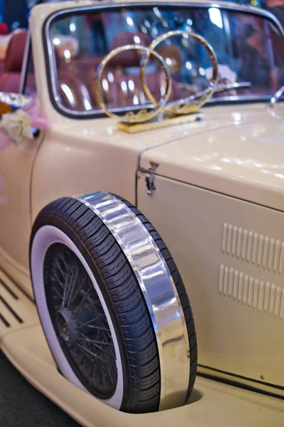 Винтажное колесо автомобиля — стоковое фото