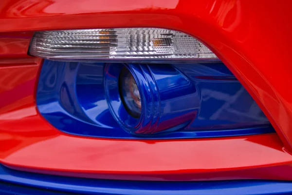 Closeup nový projektor světlometů na moderní auto. — Stock fotografie