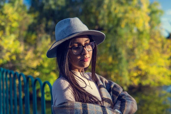 Primer plano de la feliz mujer morena emocionalmente con el pelo largo y — Foto de Stock