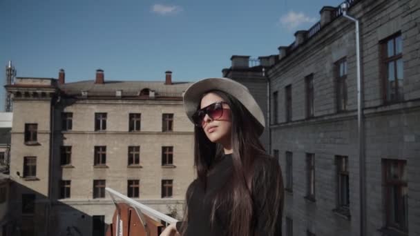 Sokakta Şapkalı Çekici Bir Kızın Portresi — Stok video