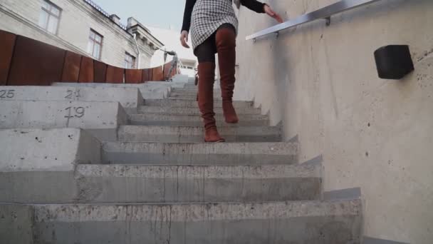 Chica Modelo Por Las Escaleras Del Edificio Exterior — Vídeo de stock