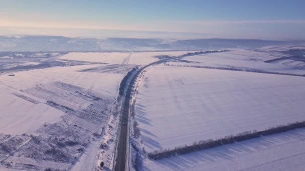 冬季公路上无人侦察机的空中或高空视图 — 图库视频影像