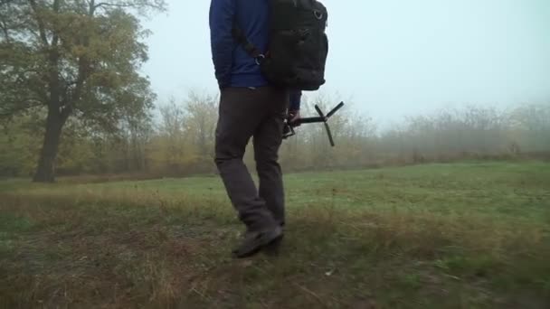 Photographe Promène Dans Une Forêt Dans Brouillard Recherche Paysages Pour — Video