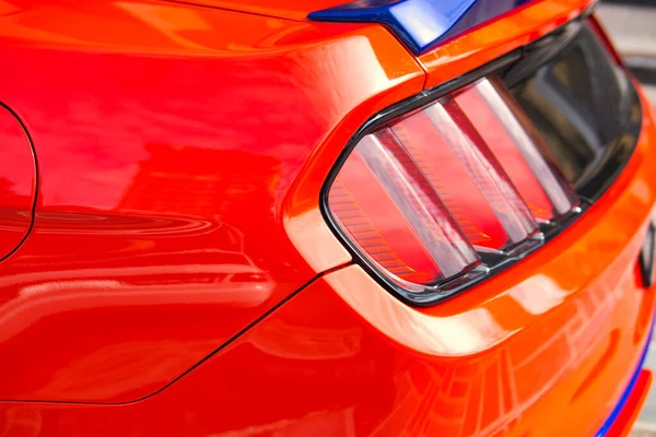Closeup nový projektor světlometů na moderní auto. — Stock fotografie