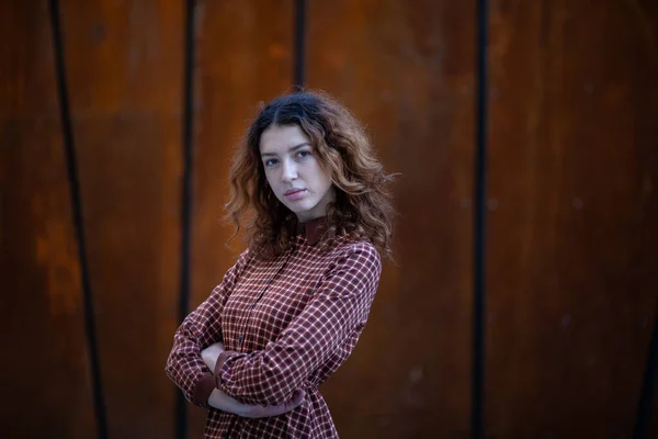 Sognando giovane donna con spettacolari ricci capelli rossi zenzero guardando la fotocamera posa all'aperto nel centro della strada. Ritratto femminile . — Foto Stock