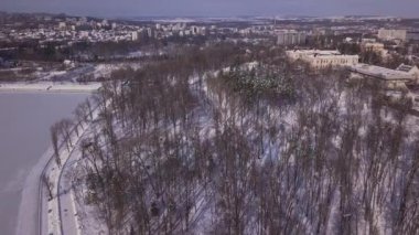 İnsansız hava aracı karla kaplı şehir parkının üzerinde uçuyor. Kar şehri, doğal soyutlama.