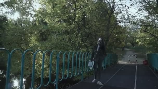 Attraente Giovane Donna Cappello Cammina Lungo Ponte Lago Parco Autunnale — Video Stock