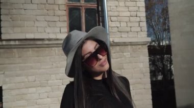 Sokakta şapkalı çekici bir kızın portresi.