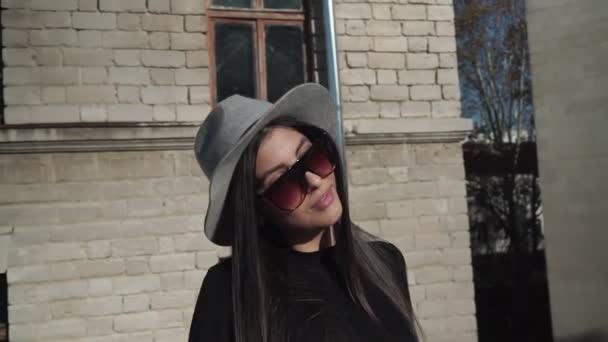 Portrait Une Fille Glamour Dans Chapeau Dans Rue — Video