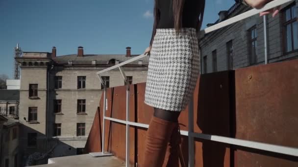 Porträtt Glamorös Flicka Hatt Gatan — Stockvideo