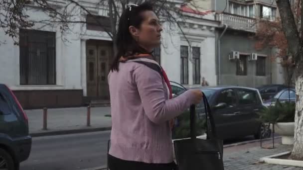 Mujer Joven Caminando Ciudad Otoño — Vídeo de stock