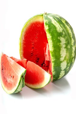 büyük karpuz ve izole paket tasarım öğesi olarak beyaz arka plan üzerinde dilim
