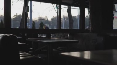 Sokakta boş restoran ya da kafe