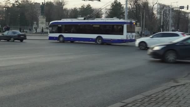 Kishinev,モルドバ共和国の- 8 12月, 2019:夕方の都市道路上の交通渋滞のビュー。公共道路をゆっくりと移動する多くの交通機関. — ストック動画