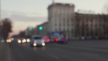 Şehir akşam araba trafiği. Odaklanmamış resim