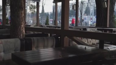 Sokakta boş restoran ya da kafe