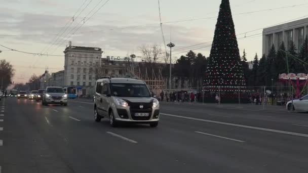 Kishinev, Μολδαβία Δημοκρατία της - 8 Δεκέμβριος, 2019: Θέα της κυκλοφοριακής συμφόρησης στο δρόμο της πόλης το βράδυ. Πολλές μεταφορές κινούνται αργά στο δημόσιο αυτοκινητόδρομο. — Αρχείο Βίντεο