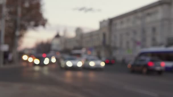 Circulation en ville le soir. Image déconcentrée 