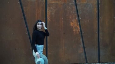 Modern binanın arka planında poz veren güzel bir kız modeli.