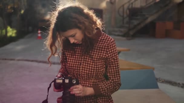 屋外のカメラに写真を残す赤い髪の少女の肖像 — ストック動画