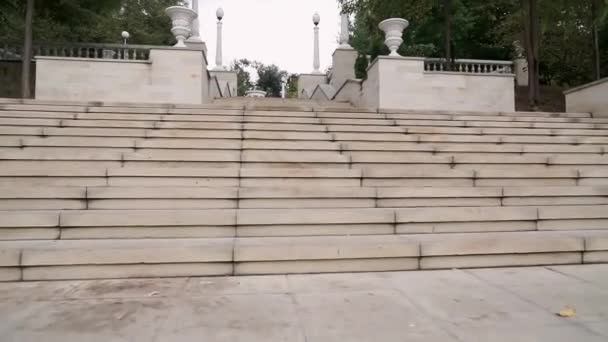 Granieten Treden Een Stadspark Een Zonnige Dag Trap Buiten Zicht — Stockvideo