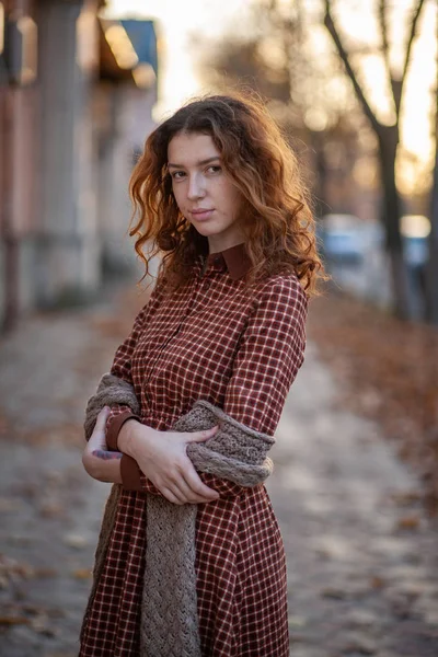 Sognando giovane donna con spettacolari ricci capelli rossi zenzero guardando la fotocamera posa all'aperto nel centro della strada. Ritratto femminile . — Foto Stock