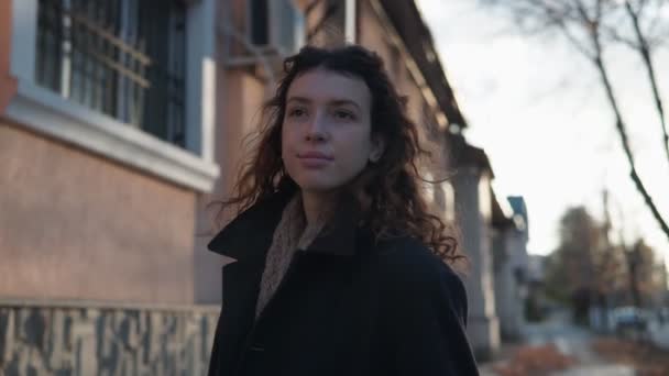 Olağanüstü Kıvırcık Kızıl Saçlı Genç Bir Kadın Şehir Merkezindeki Sokakta — Stok video
