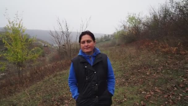 Žena Farmář Chodí Podzim Pole — Stock video