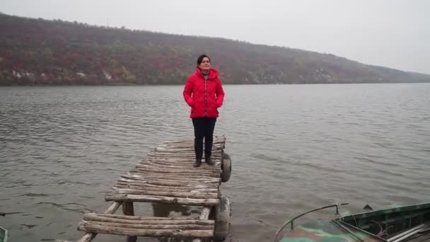 Une Femme Vêtue Une Veste Rouge Tient Sur Une Jetée — Video