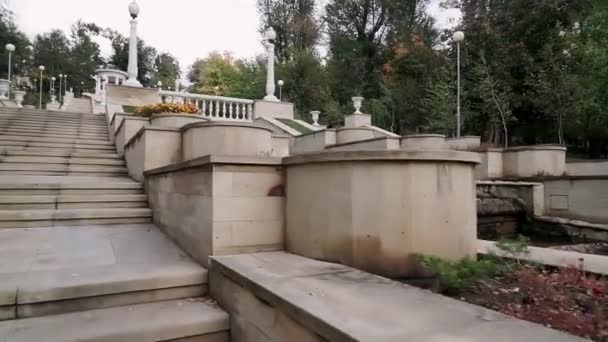 晴れた日に市内公園で壮大な一歩 外の階段だ階段を上がってください — ストック動画
