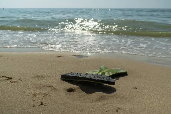 Paar, twee strandslippers voor mannen op het strand aan zee of oceaan — Stockfoto