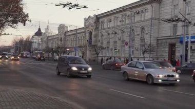 Kishinev, Moldova Cumhuriyeti - 8 Aralık 2019: Şehir yolundaki trafik sıkışıklığı. Otoyolda yavaş giden bir sürü araç var..