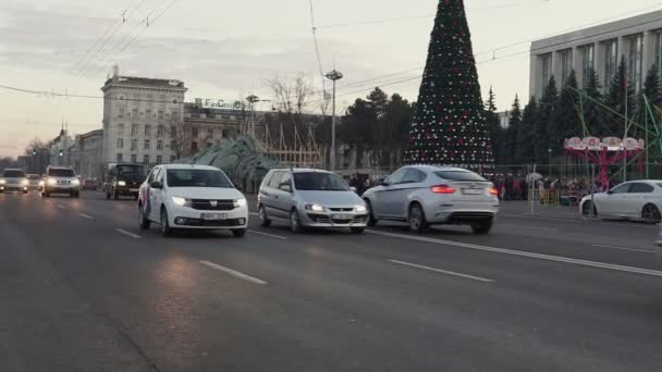 Kishinev モルドバ共和国の 12月 2019 夕方の都市道路上の交通渋滞のビュー 公共道路をゆっくりと移動する多くの交通機関 — ストック動画