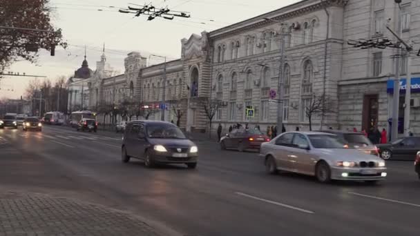 Kishinev モルドバ共和国の 12月 2019 夕方の都市道路上の交通渋滞のビュー 公共道路をゆっくりと移動する多くの交通機関 — ストック動画
