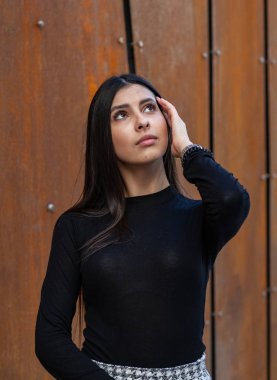 Modern binanın arka planında poz veren güzel bir kız modeli.