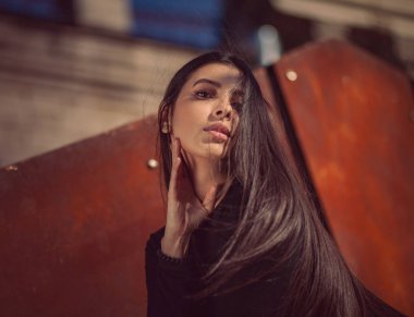 Binanın basamaklarında oturan şık kız modeli.