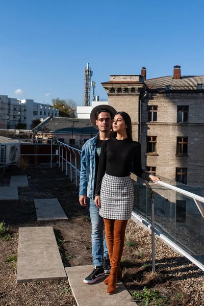 Stijlvolle jongen en meisje poseren in de voorkant van de camera op straat. — Stockfoto