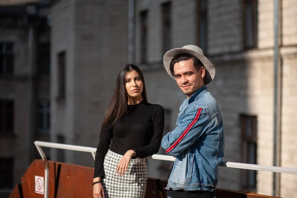 Stijlvolle jongen en meisje poseren in de voorkant van de camera op straat. — Stockfoto