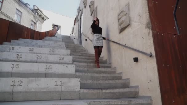 Chica Modelo Por Las Escaleras Del Edificio Exterior — Vídeo de stock