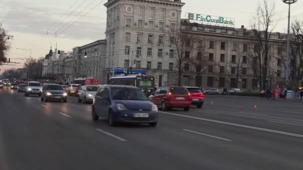 Kishinev モルドバ共和国の 12月 2019 夕方の都市道路上の交通渋滞のビュー 公共道路をゆっくりと移動する多くの交通機関 — ストック動画
