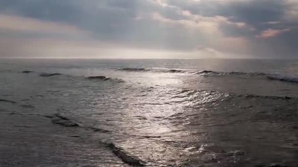 Luftaufnahme Des Sonnenaufgangs Über Dem Meer Nichts Als Himmel Wolken — Stockvideo