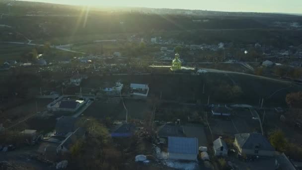 Merkezinde Küçük Bir Kilise Olan Küçük Bir Köy Hava Görüntüsü — Stok video