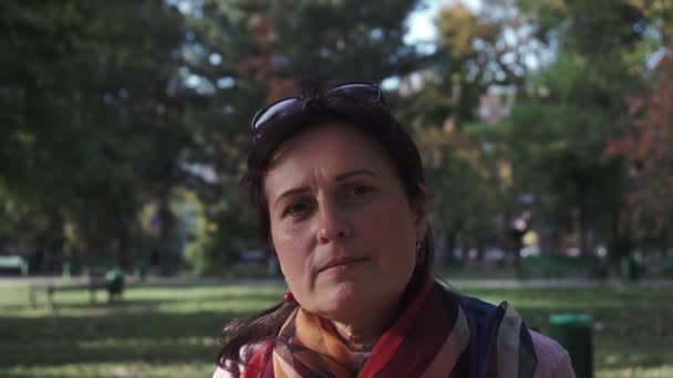 Retrato Close Uma Jovem Mulher Parque Outono — Vídeo de Stock