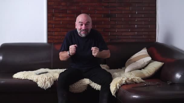 Homem Barbudo Emocional Assistindo Futebol Enquanto Sentado Sofá — Vídeo de Stock
