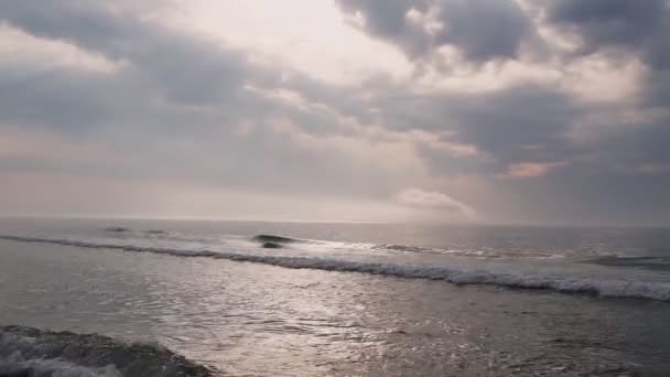 Αεροφωτογραφία Της Ανατολής Πάνω Από Την Θάλασσα Μόνο Ουρανός Σύννεφα — Αρχείο Βίντεο