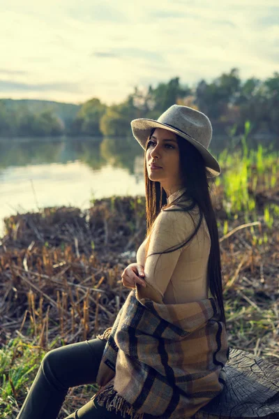 Zblízka šťastný emocionálně brunetka žena s dlouhými vlasy a — Stock fotografie