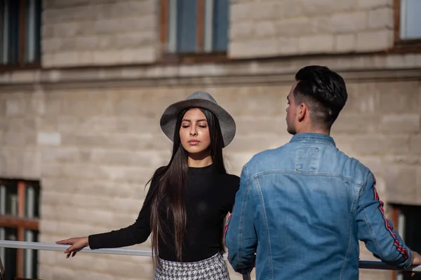 Stijlvolle jongen en meisje poseren in de voorkant van de camera op straat. — Stockfoto