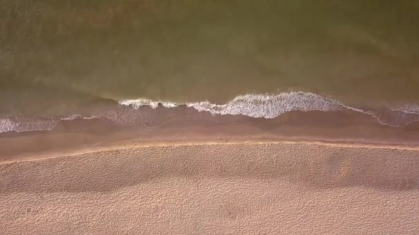 Vista Aérea Playa Mar Olas Suaves Guijarros Orilla Del Mar — Vídeos de Stock