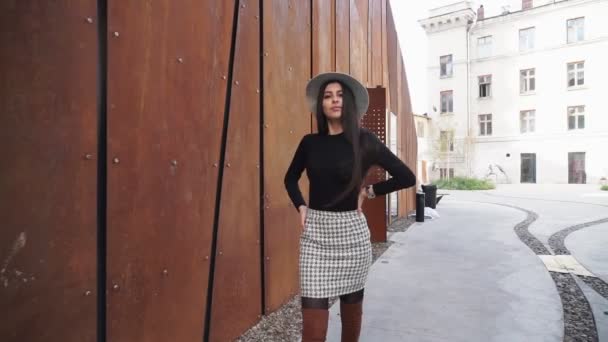 Modelo Menina Bonita Posando Contra Fundo Edifício Moderno — Vídeo de Stock